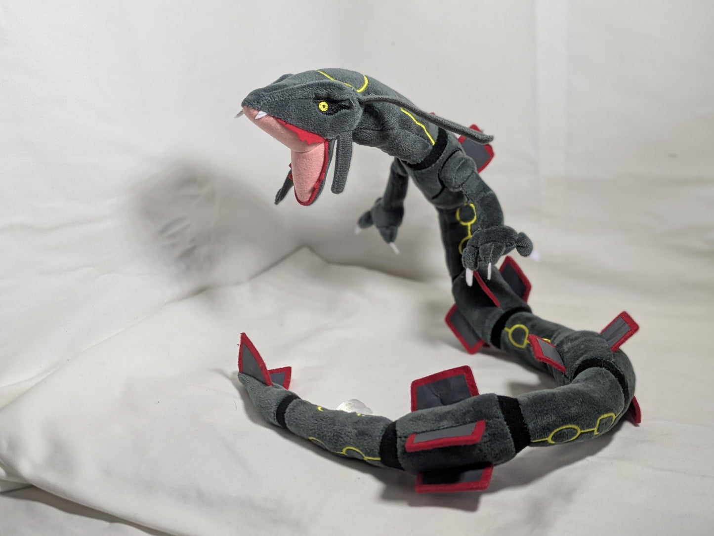 80cm Rayquaza Niedliches Taschenmonster Plüschtier – Geschenk für Furry-Fans, Furry Fandom, PP Baumwolle, Kristallplüsch, Anime Plüschtier, Kawaii Plüsch Weich & Kuschelig für alle Fans! 80 cm Rayquaza Lie Kong Sitting Sky Dragon Crack Sitting Green Dragon Black Dragon Skeleton Shaped Plush Doll Adorable Pocket Monster Plush Rayquaza, pokemon, Furry, レックウザ, weiches Stofftier, superweiches Plüschtier, Kawaii,